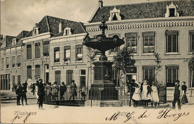 8673 'Vlissingen. Fontein' opgericht 24 juli 1884 op het Betje Wolffplein ter herinnering aan Elisabeth Wolff en Agatha Deken