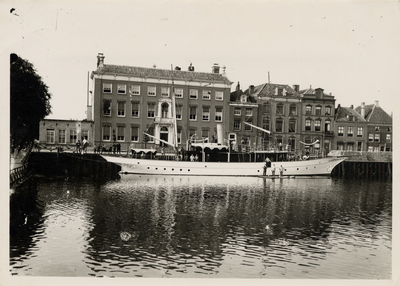 8676 Vanaf de Houtkade gezicht op de Dokkade met het Admiraalshuis aan de Dokkade (L120). Gesloopt 1918. Geboortehuis ...