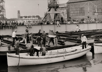 8700 Feestelijkheden t.g.v. het 100-jarig bestaan van de K.M.S. Roeiwedstrijden. De KMS-ploeg maakt zich startklaar.