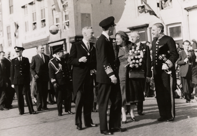8728 Koningin Juliana en Prins Bernhard op het Bellamypark tijdens hun bezoek aan Vlissingen t.g.v. de herdenking van ...
