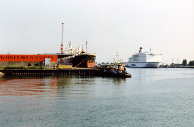 8737 Gezicht op de Buitenhaven met rechts één van de schepen van de Olau Line