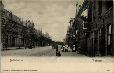 8746 'Badhuisstraat. Vlissingen' De tramrails liggen aan de oostzijde van de straat, in 1907 worden ze verplaatst naar ...