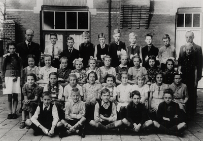8750 Vijfde klas van de Oranjeschool. De foto is genomen op het schoolplein van de Gereformeerde school in de ...
