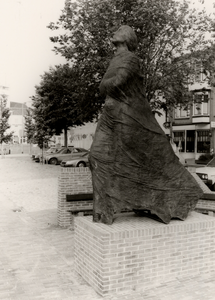 8761 Bronzen beeld 'de Vissersvrouw' op de Nieuwendijk langs de Vissershaven, geplaatst in 1986 t.g.v. de renovatie van ...