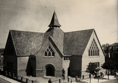 8768 De Gereformeerde Petruskerk in de Paul Krugerstraat.Bouwjaar 1928-1929. Op 30 mei 1929 werd de kerk in gebruik ...
