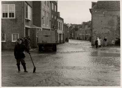 8822 Wateroverlast in de Slijkstraat na de storm van 23-12-1954, waarbij het water via Boulevard de Ruyter ter hoogte ...