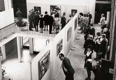 8834 Opening van de tenstoonstelling 'Schilderijen uit het Stedelijk Museum van Amsterdam' in het stadhuis aan het ...