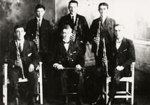 8839 Vijf klarinettisten van de plaatselijke harmonie 'Ons Genoegen'. Op de foto van l. naar r.: Contant, M. ...