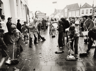 8862 Actie 'Vlissingen Bezemschoon'. Na het startsein veegt burgemeester Westerhout met leerlingen van de school aan de ...
