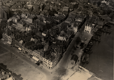 8900 Panorama van Vlissingen met links het Bellamypark en rechts de Vissershaven met de Nieuwendijk