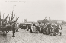 8916 Visverkoop bij de Vissershaven. De vis werd gelost op de helling en verhandeld op het De Ruyterplein