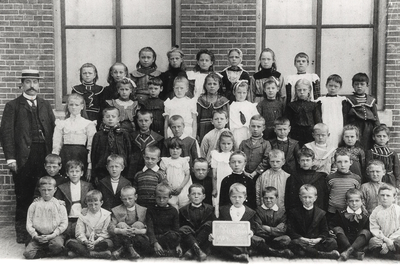 9013 Kinderen van de Eilandschool (Openbare school F )aan de Joost de Moorstraat. Op de achterste rij, 2e van links: ...