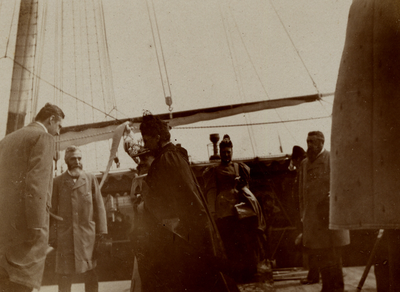 9034 Burgemeester Tutein Nolthenius (links) verwelkomt het koninklijk bezoek op de ponton in de Buitenhaven van ...