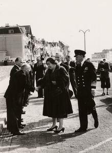 9062 Voor Hotel Britannia. H.M. Koningin Juliana geeft een hand aan wethouder van Poperinge (PvdA). Herdenking van de ...