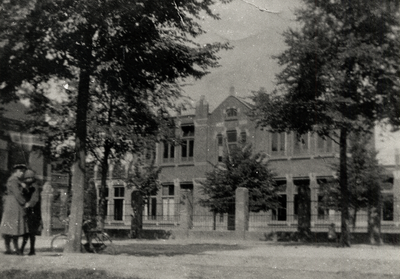 9098 De Gereformeerde lagere school in de Kasteelstraat, gebouwd in 1908