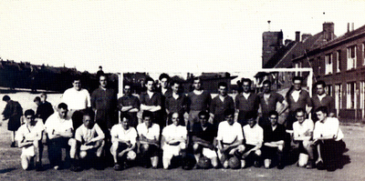 9109 Een voetbalteam van gemeenteambtenaren op het voetbalveld bij het Van Nispenplein.