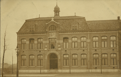 9134 Het Sint Joseph Ziekenhuis in de Van Dishoeckstraat. Officieel geopend op 7 jan. 1913.
