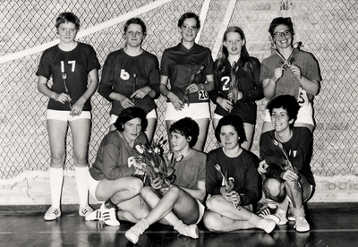9135 Het damesteam van Matador, kampioen van de 1e klasse dames van de Zeeuwse basketbalcompetitie. Op de bovenste rij ...