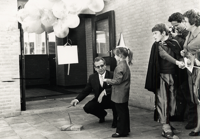 9143 Officiële opening van de R.K. Markusschool aan de Falckstraat. De jongste leerling, Anja Wilmering heeft wethouder ...