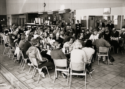 9197 Feestelijkheden t.g.v. het 100-jarig bestaan van de K.M.S. Tijdens de prijsuitreiking van de roeiwedstrijden ...