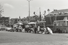 9218 Visverkoop op de Nieuwendijk. Op de foto staan o.a. Lieven en Marie de Nooijer, Sientje de Nooijer, Maatje ...