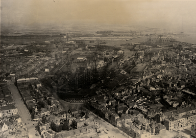 9243 Luchtfoto van Vlissingen met de oude smederij op het Betje Wolffplein, de helling en de Dokhaven van de ...