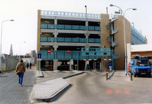 9294 De parkeergarage van het nieuwe winkelcentrum Scheldeplein met links de Hellingbaan