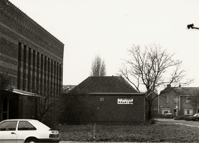 9305 Jongerencentrum Walk-Inn, Minister Lelystraat 4, gezien vanaf de Bonedijkestraat. Het gebouw links is de Ned. ...