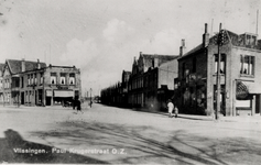9372 Links de textielwinkel De Hoop op de hoek van de Paul Krugerstraat en de Van de Manderestraat. Ongeveer 1925 liet ...
