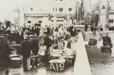 9385 Bij de vismijn op het De Ruyterplein, tijdens de Tweede Wereldoorlog. Het was een goed schardijnjaar. De huizen op ...