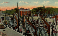 9434 'Vlissingen. Visschersvloot' Vissersvloot in de Voorhaven met op de achtergrond Bellamykade en Nieuwendijk