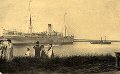 9485 'Vlissingen - Havengezicht'. Een passagiersschip wordt de Buitenhaven uitgesleept