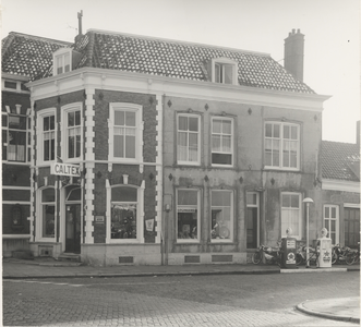 9519 Het pand van fietsenhandelaar L. Wijkhuis op de hoek van de Badhuisstraat en de Glacisstraat