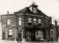 9525 Magazijn de Zon, Palingstraat 60 (rechts), hoek Wijnbergsekade (links). Eigenaar C. Berlage. Op de voorgrond staat ...