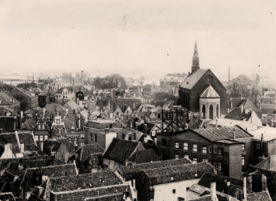 9527 Panorama van Vlissingen. De Rooms Katholieke kerk aan de Pottekade (na de demping van de haven Wilhelminastraat ...