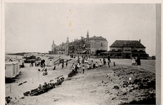 9530 Het badstrand aan de Boulevard Evertsen. Rechts het badkaartenbuffet en links het Grand Hotel des Bains, later Britannia