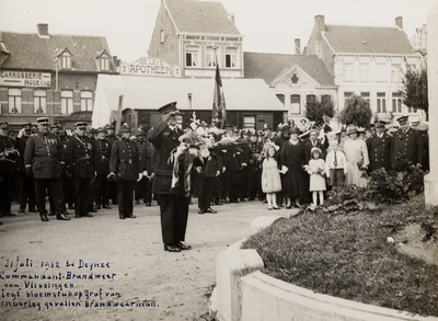 9577 Brandweercorpsen in Deinze in België. De commandant van de brandweer van Vlissingen legt een bloemstuk op het graf ...