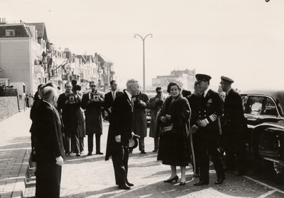 9586 Aankomst van Koningin Juliana en Prins Bernhard bij het Hotel Britannia alwaar ze opgewacht worden door notabelen ...