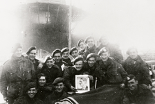 9593 Tweede Wereldoorlog. Geallieerde militairen bij de Oranjemolen kort na de landing in de slikhaven