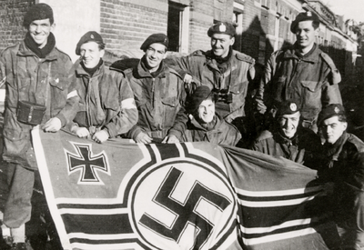 9596 Tweede Wereldoorlog. Geallieerde militairen in Vlissingen kort na de bevrijding