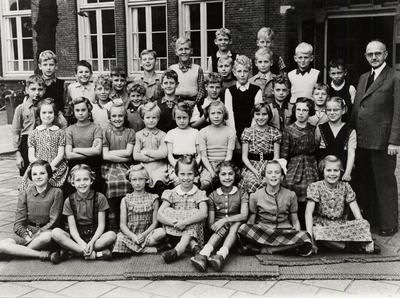 9597 Klas 4 van de Gereformeerde school in de Kasteelstraat. De jongens van l. naar r.: Piet Brouwer, Geert Hommes, Wim ...