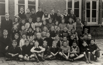 9648 Klas 6 en 7 van de Gereformeerde school in de Kasteelstraat. Bovenste rij van l. naar r.: Gerard Schot, Jan Feij, ...