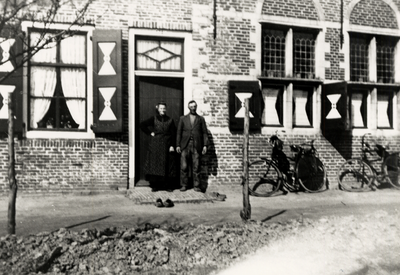 9650 Hofstede Baskensburg, gelegen aan de Hogeweg no.174. Boer Govert Leendertse en zijn vrouw Maria Leendertse-Filius ...