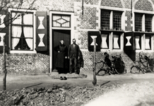 9650 Hofstede Baskensburg, gelegen aan de Hogeweg no.174. Boer Govert Leendertse en zijn vrouw Maria Leendertse-Filius ...