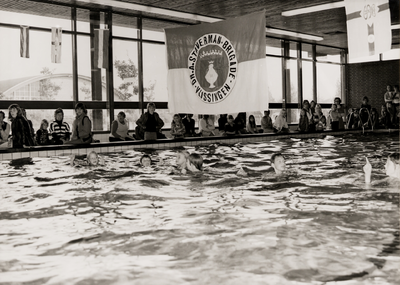 9652 Feestelijkheden t.g.v. het 100-jarig bestaan van de K.M.S. Jubileum presentatiezwemmen in het Sportfondsenbad in ...