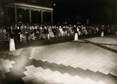 9704 Feestelijkheden t.g.v. het 100-jarig bestaan van de K.M.S. Publiek tijdens optreden van de marinierskapel.