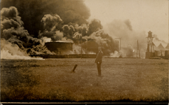9755 Brand op het terrein van de Nedpam (Ned. Petroleum en Asphaltmij.) op 25, 26 en 27 juli 1924. Gezien vanaf de ...