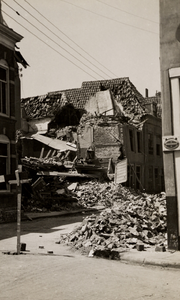 9787 Tweede Wereldoorlog. Verwoeste panden in de Breewaterstraat na het bombardement op 1 juni 1942. Gezien vanaf de ...