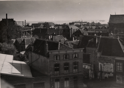 9796 Panoramafragment van de omgeving van het stadhuis aan de Houtkade in Vlissingen. Op de voorgrond enkele panden aan ...