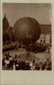 9821 Verjaardag van Koningin Wilhelmina. Opstijging van de luchtballon 'Wilhelmina' op de Grote Markt